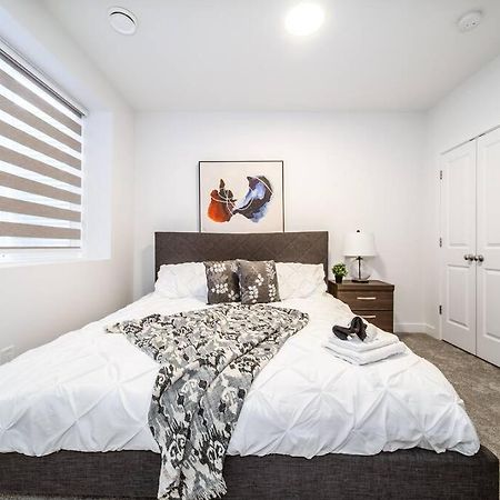*New* Modern Suite King Bed! Netflix! Sleeps 4! 埃德蒙顿 外观 照片