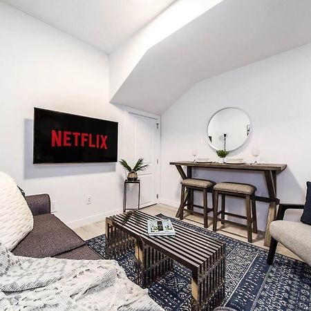 *New* Modern Suite King Bed! Netflix! Sleeps 4! 埃德蒙顿 外观 照片