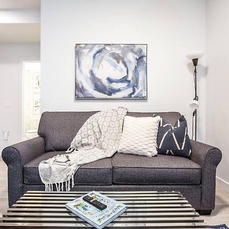 *New* Modern Suite King Bed! Netflix! Sleeps 4! 埃德蒙顿 外观 照片
