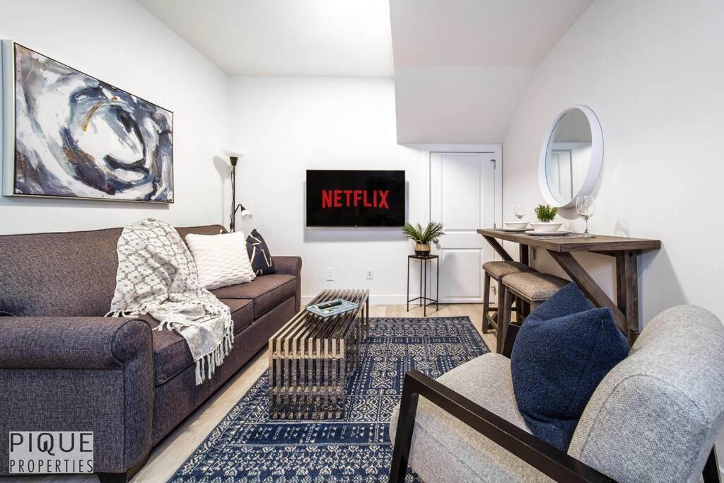*New* Modern Suite King Bed! Netflix! Sleeps 4! 埃德蒙顿 外观 照片