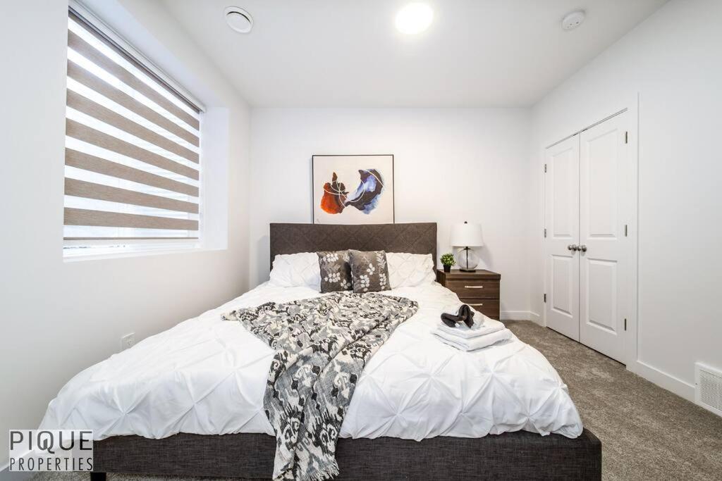 *New* Modern Suite King Bed! Netflix! Sleeps 4! 埃德蒙顿 外观 照片