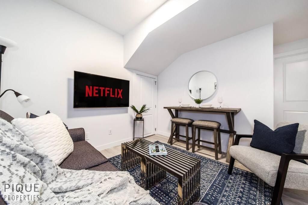 *New* Modern Suite King Bed! Netflix! Sleeps 4! 埃德蒙顿 外观 照片