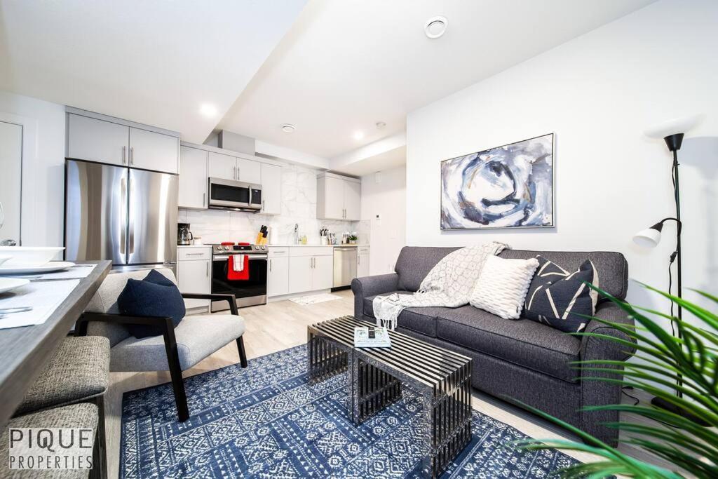 *New* Modern Suite King Bed! Netflix! Sleeps 4! 埃德蒙顿 外观 照片