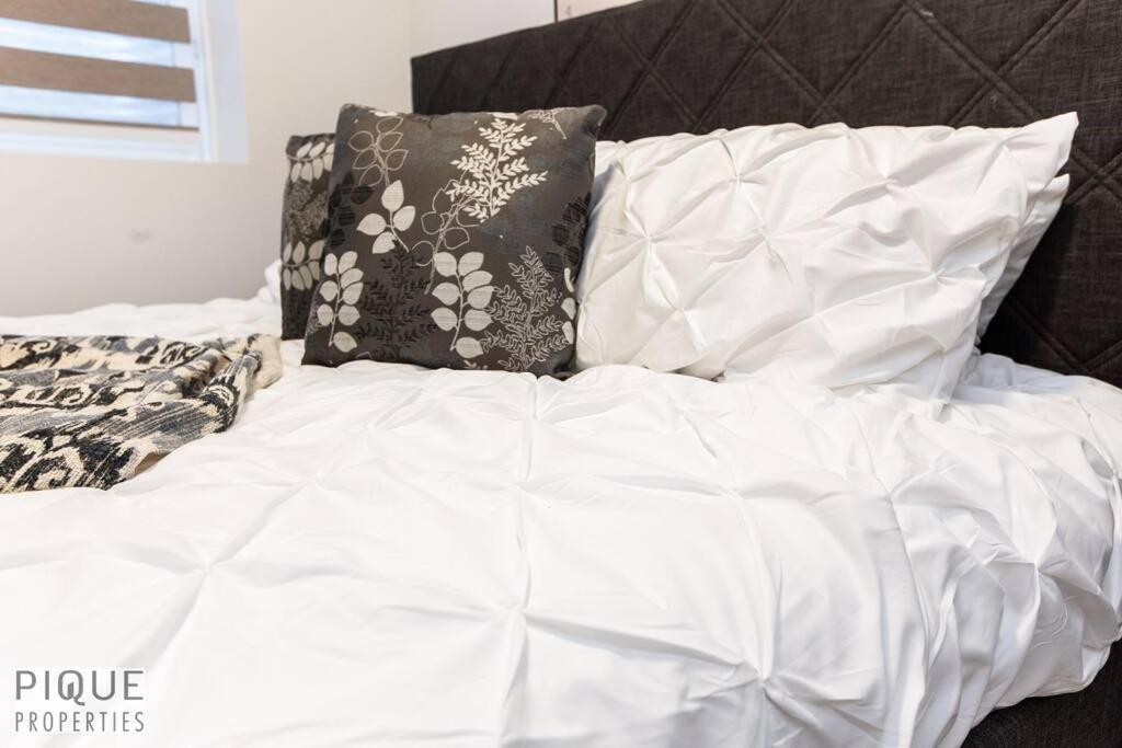 *New* Modern Suite King Bed! Netflix! Sleeps 4! 埃德蒙顿 外观 照片