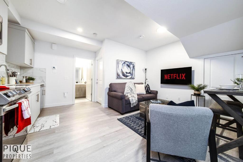 *New* Modern Suite King Bed! Netflix! Sleeps 4! 埃德蒙顿 外观 照片