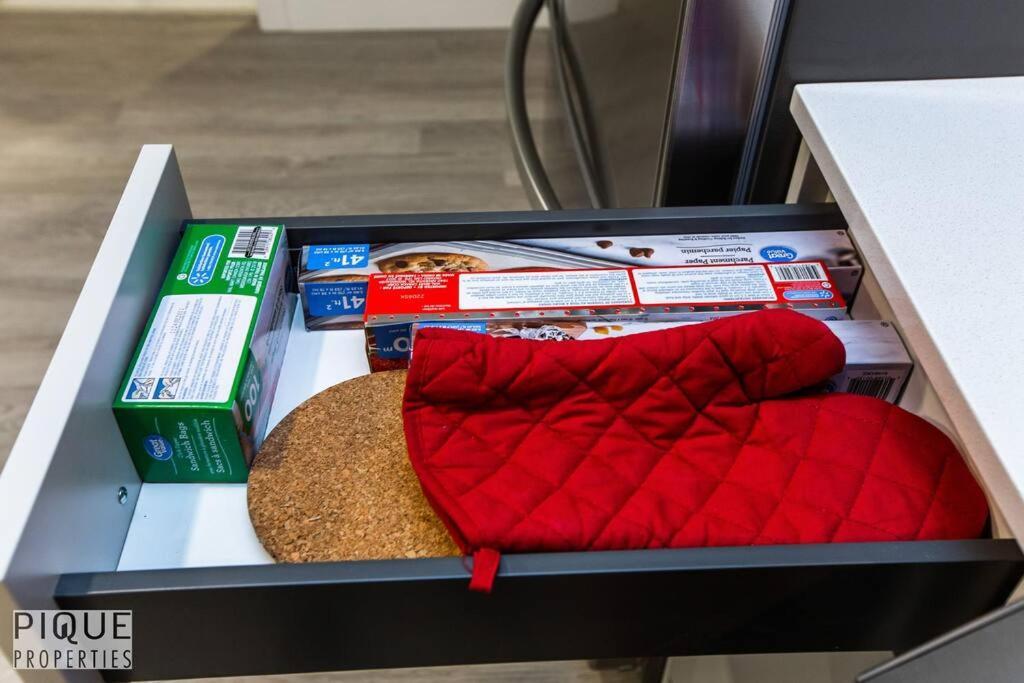 *New* Modern Suite King Bed! Netflix! Sleeps 4! 埃德蒙顿 外观 照片